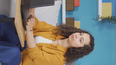 El-Vídeo-Vertical-De-Una-Mujer-Joven-Mirando-Una-Laptop-Está-Desmotivado-Y-Aburrido.